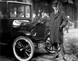 Henry Ford e il modello T nel 1921, collections of The Henry Ford and Ford Motor Company.